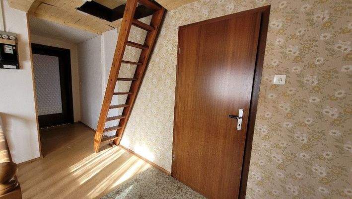 Flur OG / Zugang Dachboden