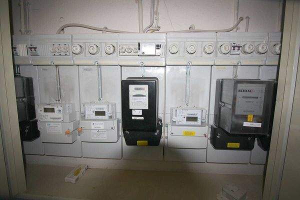 Einige musterhafte Stromzähler der 9 Wohneinheiten