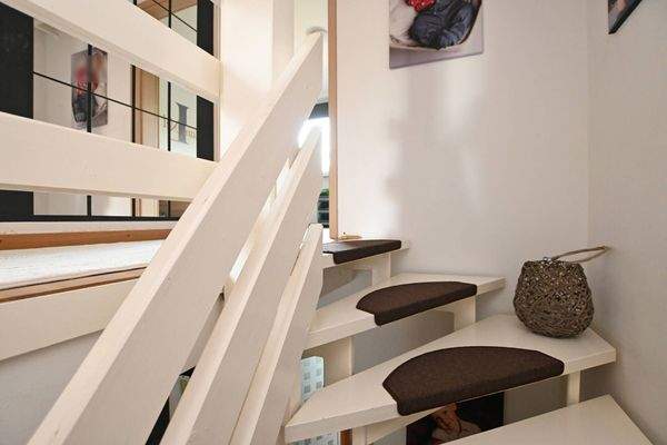 geschmackvolle weiße Holztreppe ins OG und DG