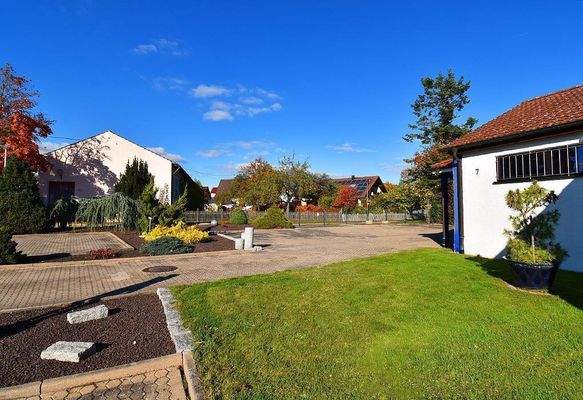 Sorgfältig gestaltete Grünflächen