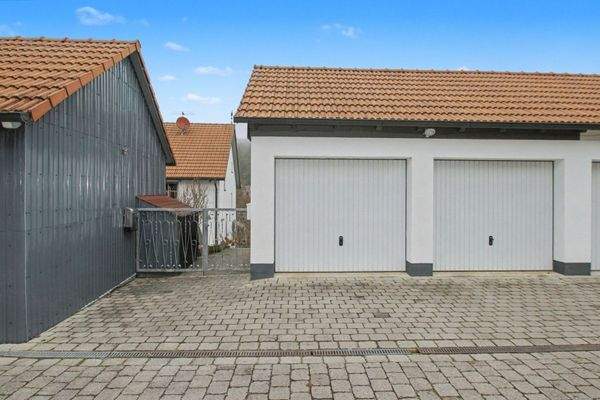 2 Garagen zum Haus
