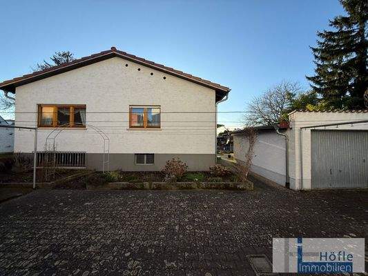 Hausfront mit Garage