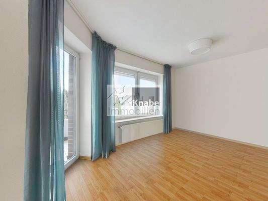 Wohnzimmer mit großer Fensterfront