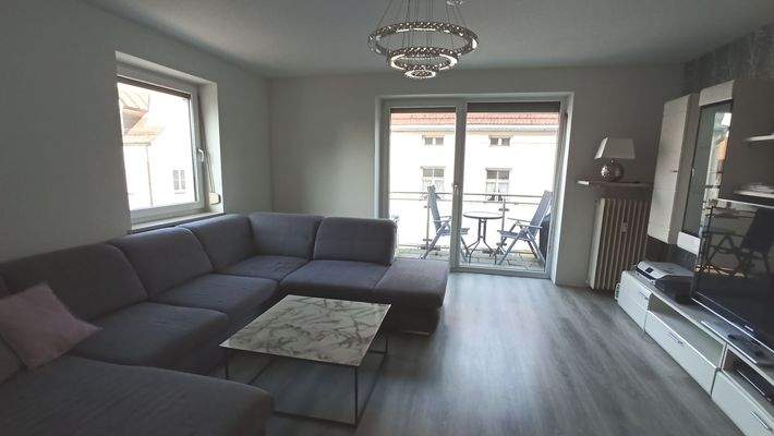 helles Wohnzimmer mit Balkon