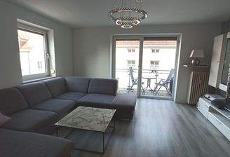 helles Wohnzimmer mit Balkon