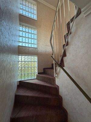 Lichtdurchflutetes Treppenhaus