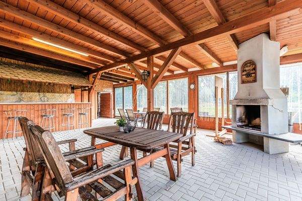 überdachte Terrasse mit Kamin und Bar