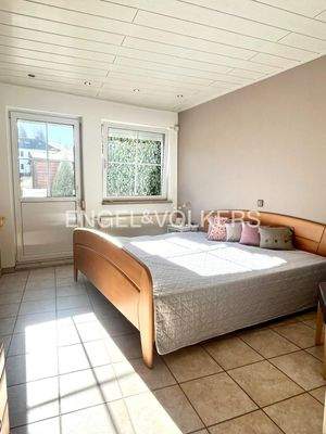 Freundliches Schlafzimmer im EG mit Zugang zur Sonnenterrasse