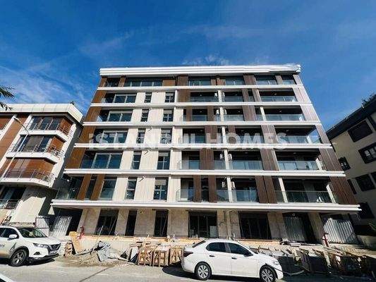 Flats with Horizontal Architecture and Sea View in Üsküdar