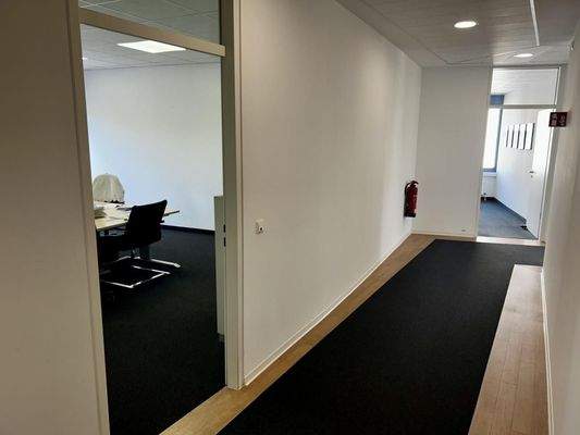 Flur mit Bürozugang