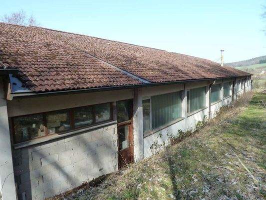 Gesamtansicht der Gewerbeimmobilie von Süden