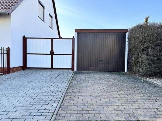 2 PKW-Stellplätze, Garage und Grundstückszufahrt