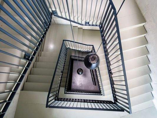Treppenhaus mit Aufzug