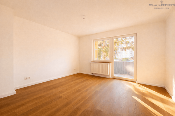 Schönes Helles wohnzimmer aktueller Zustand mit ausgang zum Balkon 