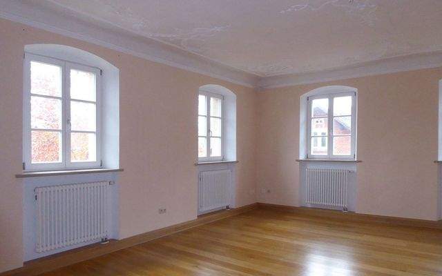 Zimmer mit Stuckdecke im Obergeschoss