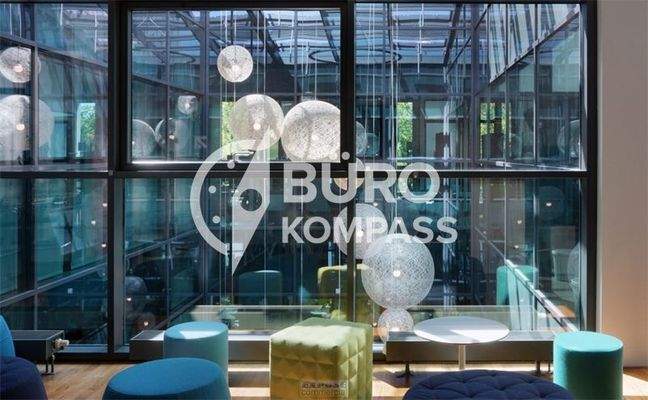 Luftiges überdachtes Atrium.jp