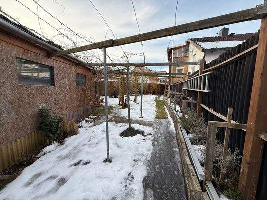 Garten mit Zugang zur Garage