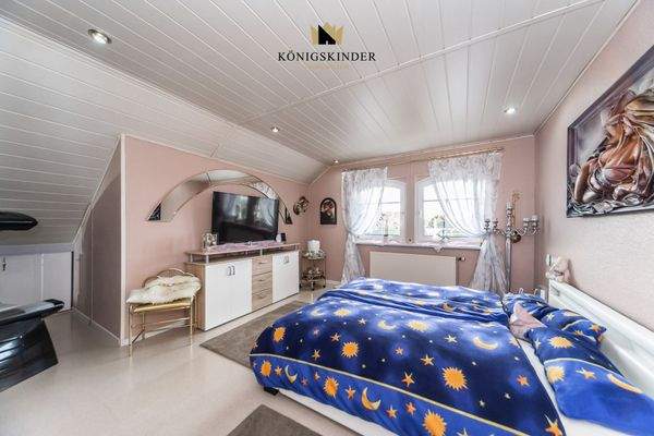 ...geräumiges Elternschlafzimmer...