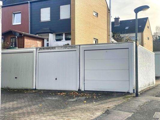Garage mit neuwertigem elektrischen Sektionaltor