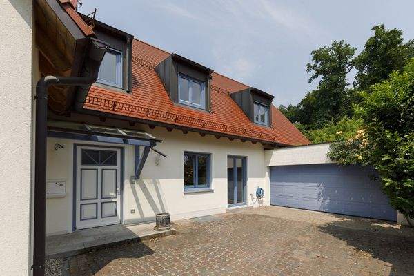 Hauszugang und Garage