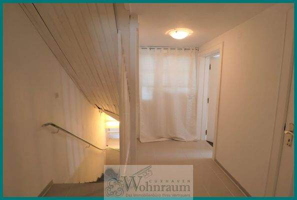 Flur mit Zugang zum Keller