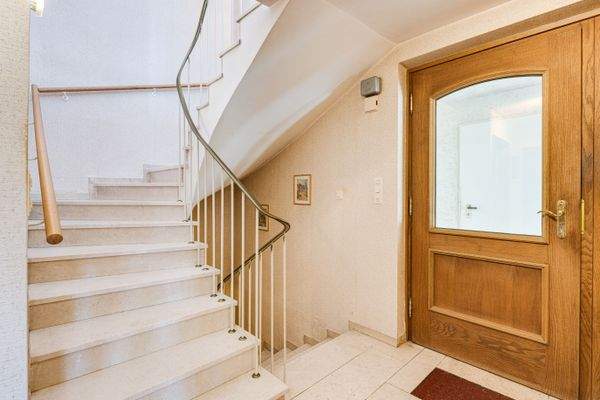 Helles Naturstein-Treppenhaus