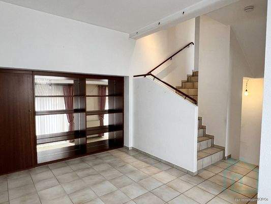 Essbereich mit Blick ins Wohnzimmer