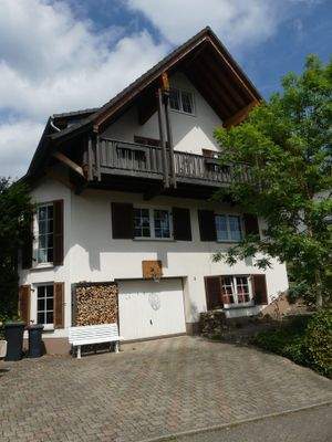 Frontansicht  mit Balkon