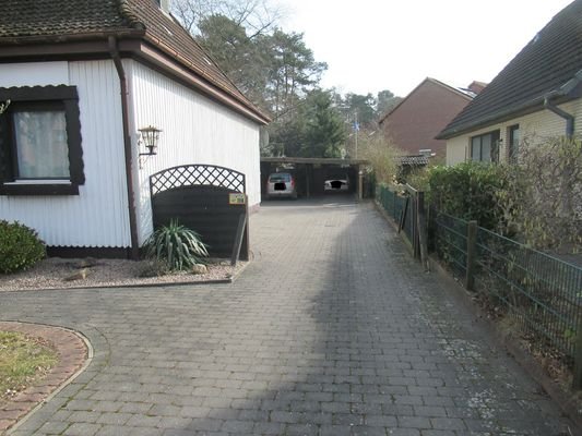 Zufahrt zum Carport 