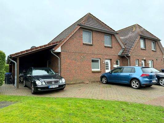 Hauseingang mit Carport