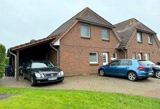 Hauseingang mit Carport