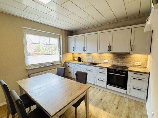 Küche mit neuwertiger Einbauküche