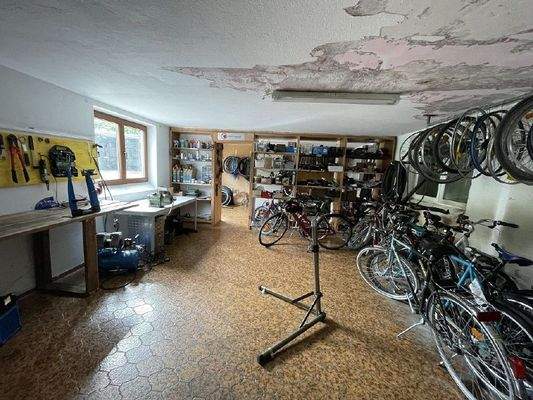 Haus 2 EG - derzeit Radlwerkstatt -