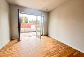 Helles Wohnzimmer mit Terrasse