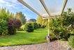 Überdachte Terrasse mit Gartenblick