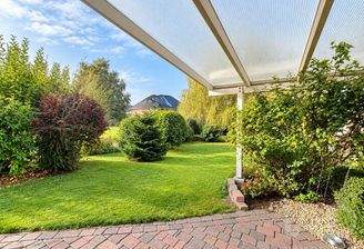 Überdachte Terrasse mit Gartenblick