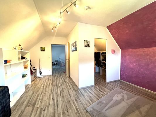 Schlafzimmer DG mit Schrankraum