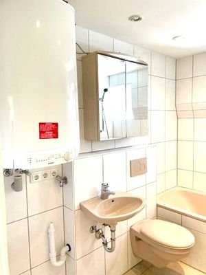 Bad mit Badewanne und Boiler