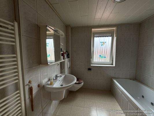 Tageslichtbad Wanne und Dusche 