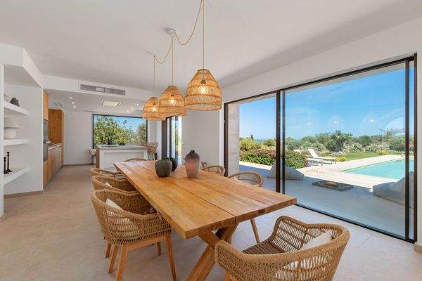 Essbereich mit Zugang auf die Terrasse