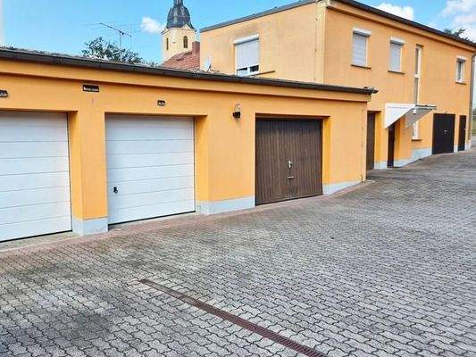 Hofansicht Nebengebäude mit Garagen