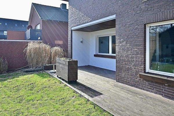 Blick von Garten auf Terrasse