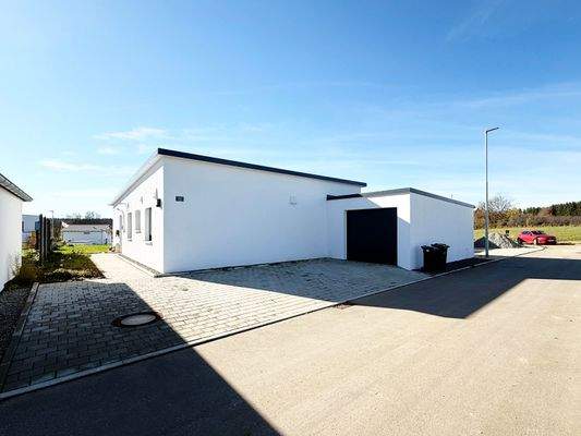 Gebäudeansicht - Einfahrt