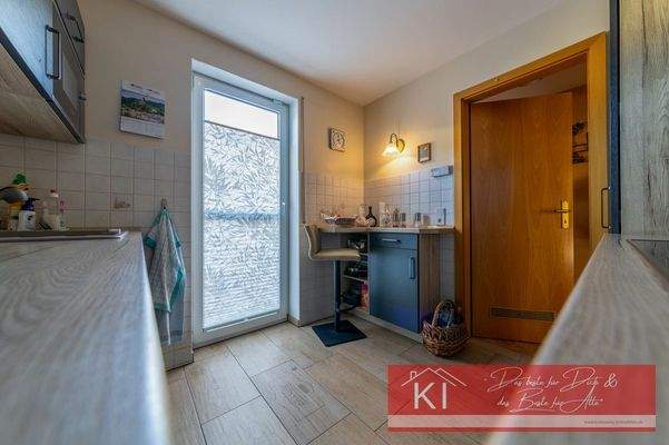 EG Küche, Austritt zur Sitzecke und Vorgarten