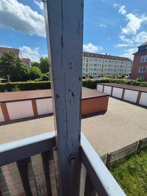 Balkon mit Garagenansicht