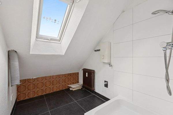 separate Dusche mit WM-Anschluss im Dachgeschoss