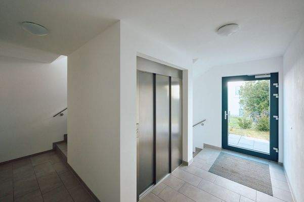 Flurbereich mit Aufzug 