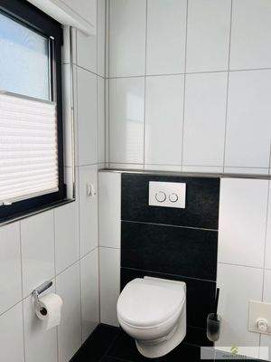 Fortsetzung mit WC: Ihr modernes Tageslicht-Dusch/Wannen-Bad im Obergeschoss