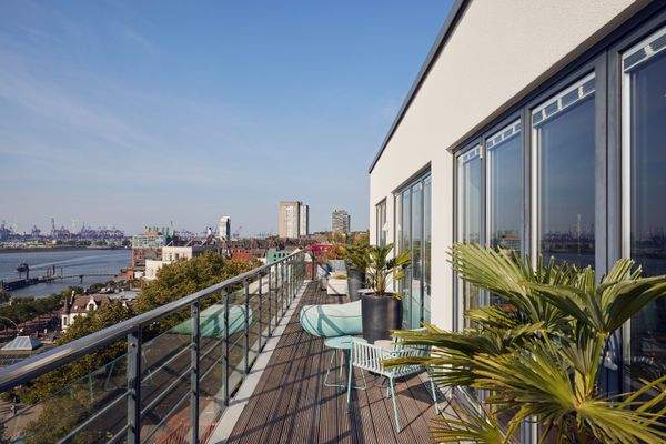 Reichlich, sonnige Terrassenfläche 