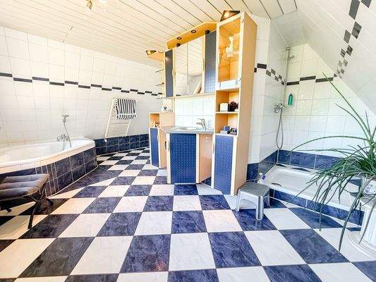 Hauptbad mit Eckwanne und separater Dusche